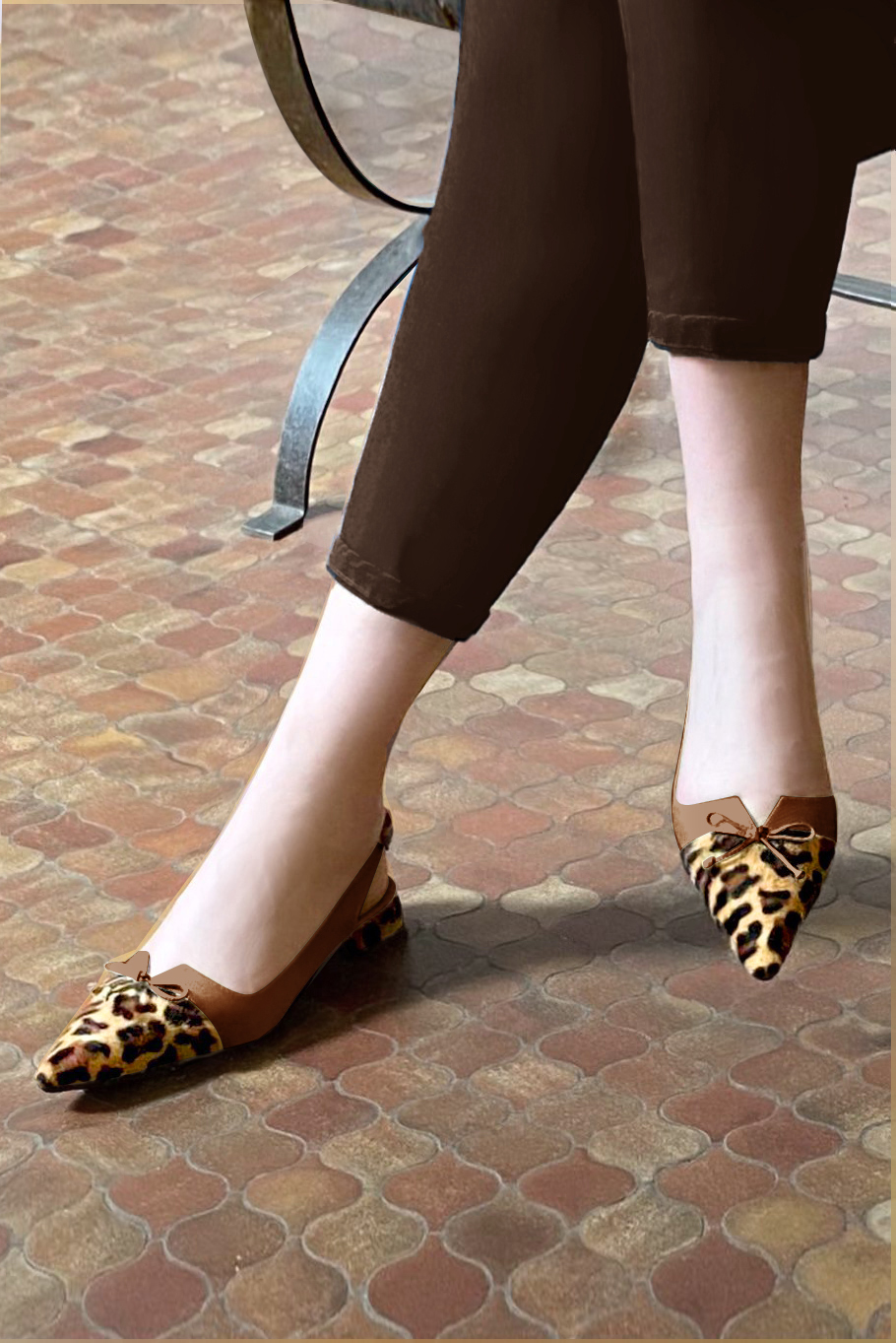 Safari black and caramel brown women's open back shoes, with a knot. Pointed toe. Flat flare heels. Worn view - Florence KOOIJMAN
